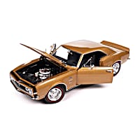 1967 Yenko Camaro SS 1:18-Scale Diecast Car Featuring A Granada