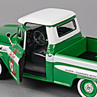 AW/'58 Chevyシボレー Apacheアパッチ 1/24 Texaco Texaco 58 Chevy Apache Fleetside 1:24-Scale Diecast Truck With Two