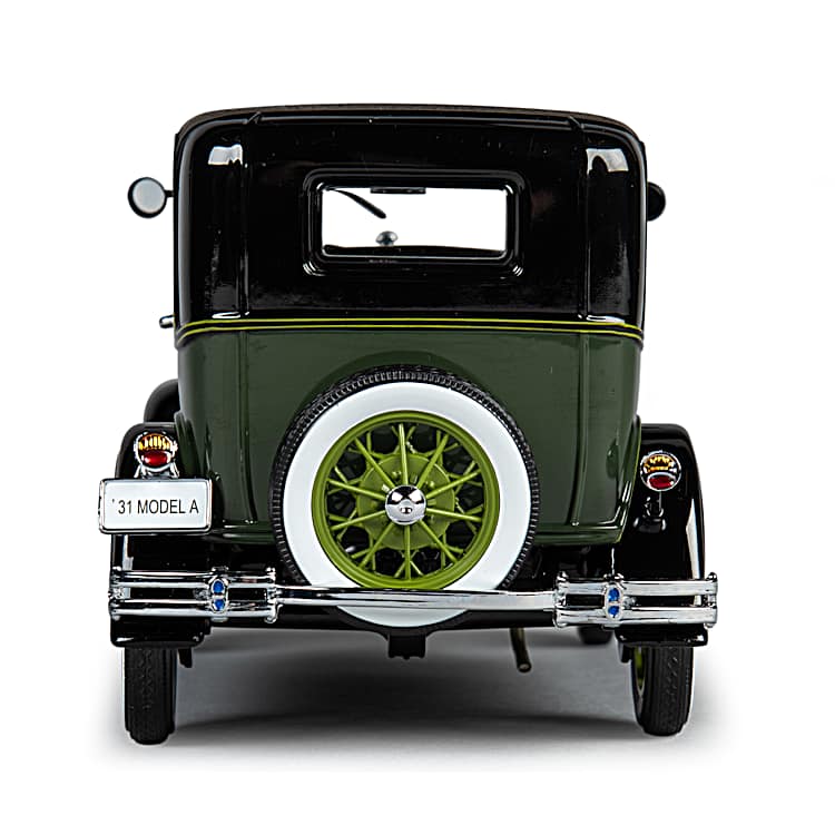 1931 Ford Model A Deluxe Tudor 1:18-Scale Diecast Car Featuring A