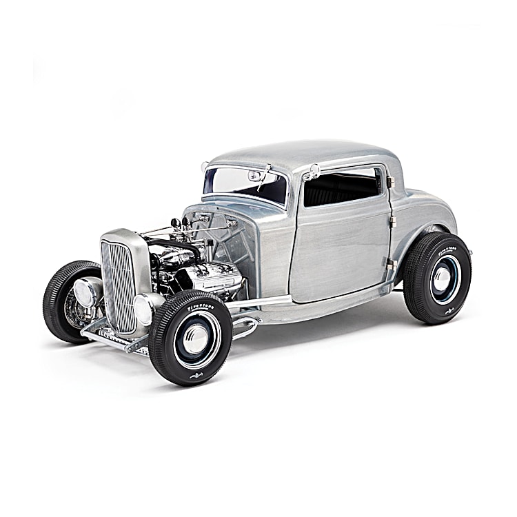 Hammered Steel 1:18-Scale 1932 Ford 3-Window Coupe Diecast Car