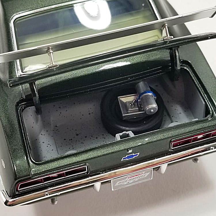 1969 Chevrolet COPO Camaro 1:18-Scale Diecast Car Featuring