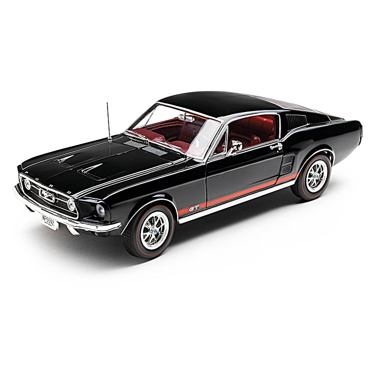 1967 Ford Mustang GT 1:18-Scale Diecast Car Featuring A Raven