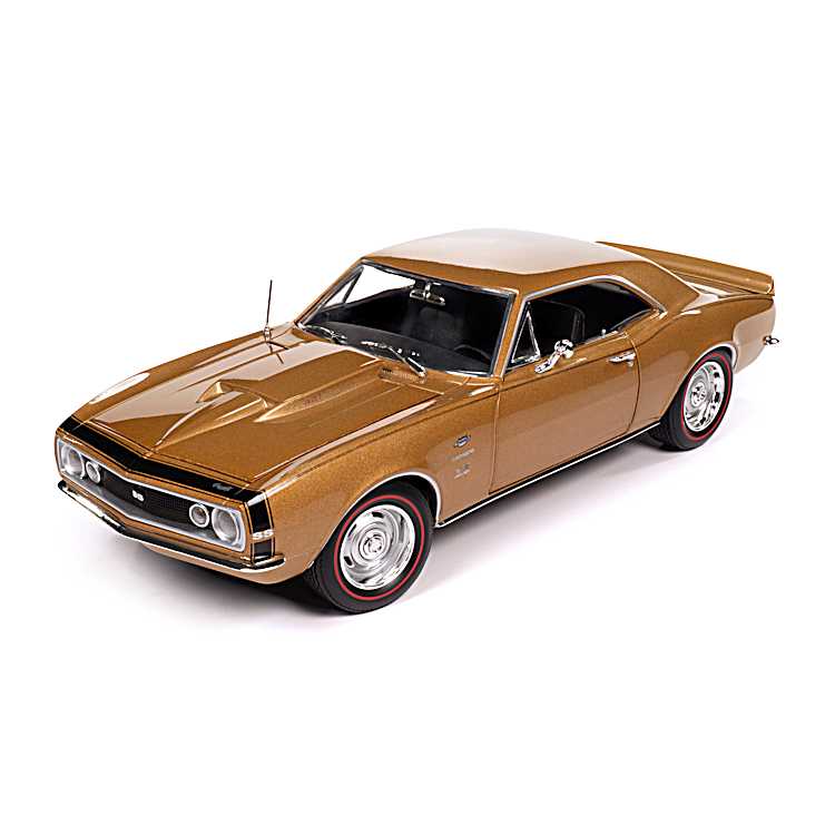 1967 Yenko Camaro SS 1:18-Scale Diecast Car Featuring A Granada