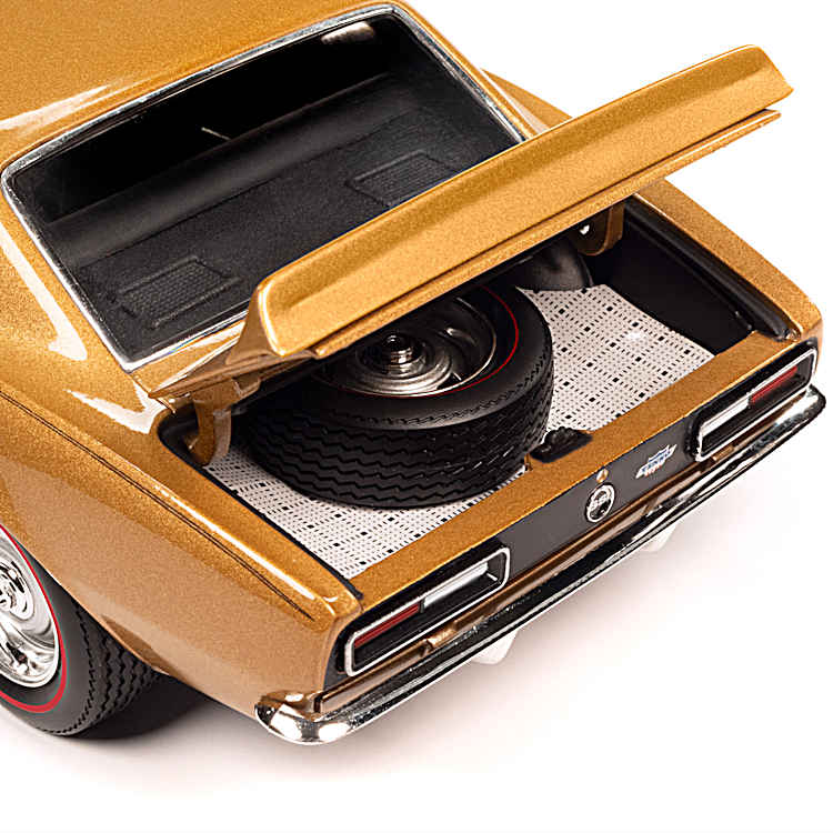 1967 Yenko Camaro SS 1:18-Scale Diecast Car Featuring A Granada