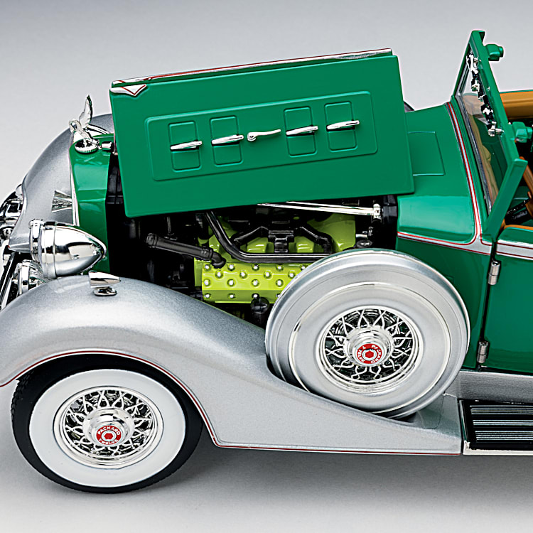 1934 Packard V12 Victoria 1:18-Scale Diecast Car Featuring A