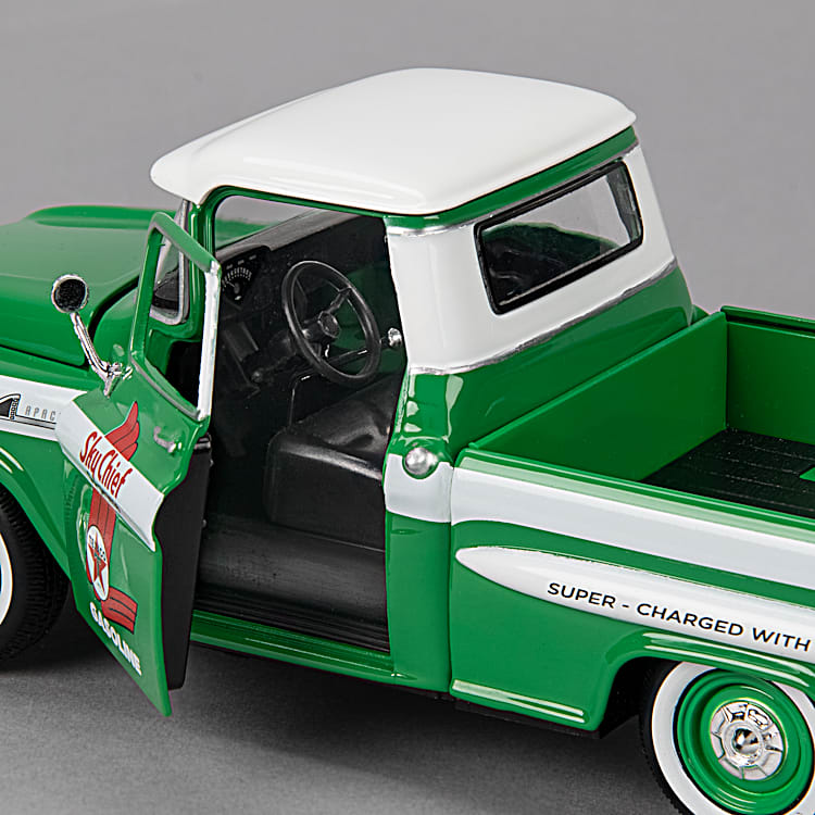 Texaco 58 Chevy Apache Fleetside 1:24-Scale Diecast Truck With Two