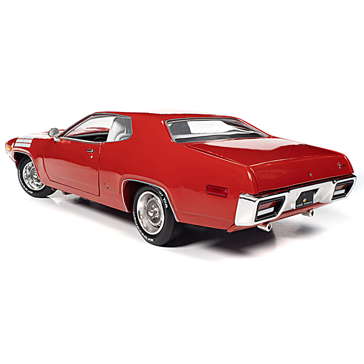 1972 Plymouth Road Runner GTX 1:18-Scale Diecast Car With A
