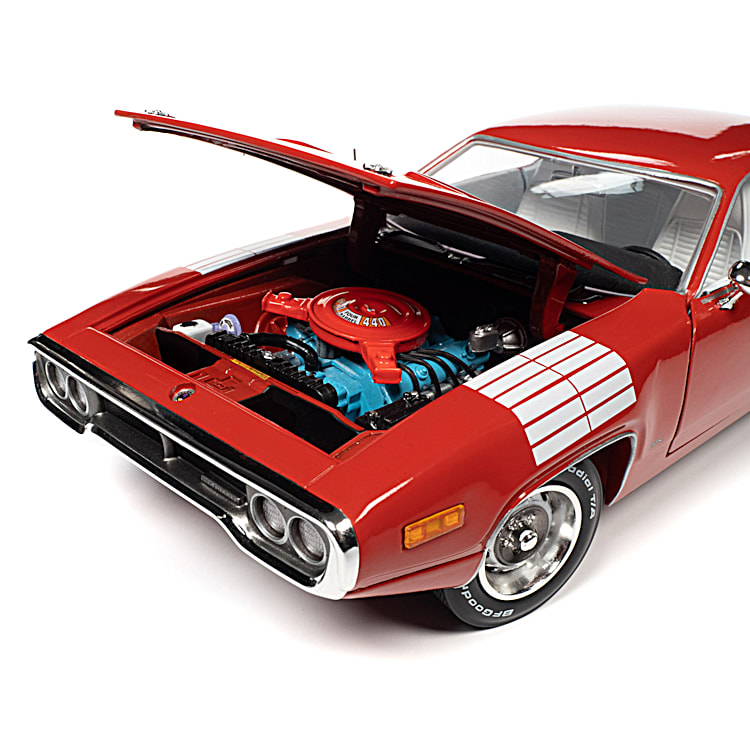 1972 Plymouth Road Runner GTX 1:18-Scale Diecast Car With A FE5