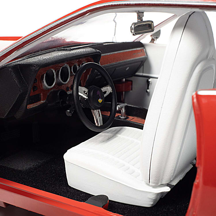 1972 Plymouth Road Runner GTX 1:18-Scale Diecast Car With A FE5
