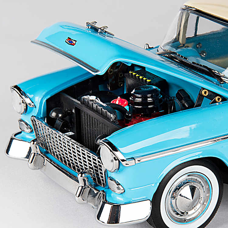 1955 Chevrolet Nomad 1:18-Scale Diecast Car Featuring A