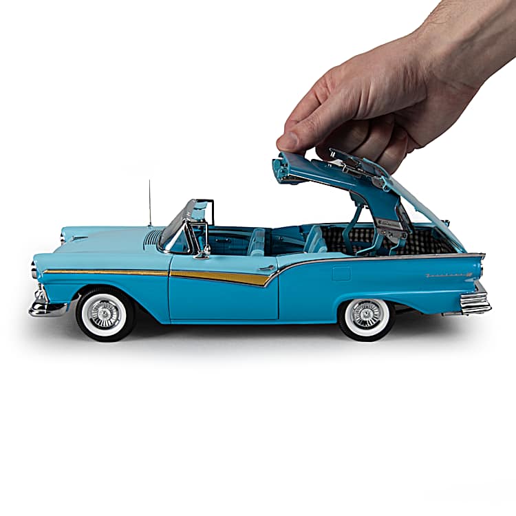 1957 Ford Fairlane 500 Skyliner 1:18-Scale Diecast Car With Blue