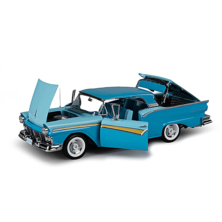1957 Ford Fairlane 500 Skyliner 1:18-Scale Diecast Car With