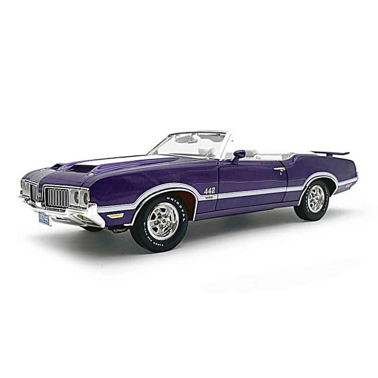 1970 Oldsmobile 442 Convertible 1:18-Scale Diecast Car Featuring A