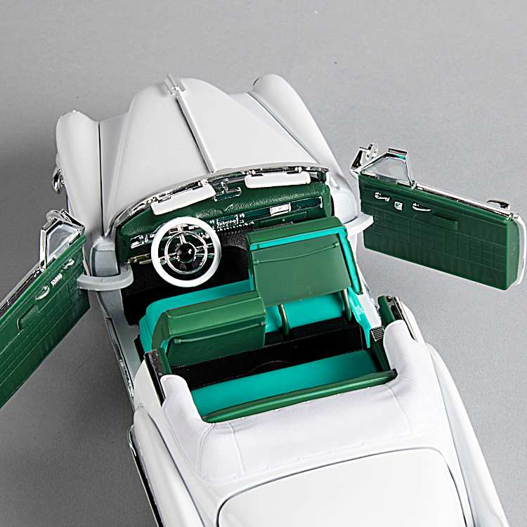 【希少】CADILLAC Coupe de Ville 1949  1/18 1949 Cadillac Coupe DeVille 1:18-Scale Diecast Car Featuring