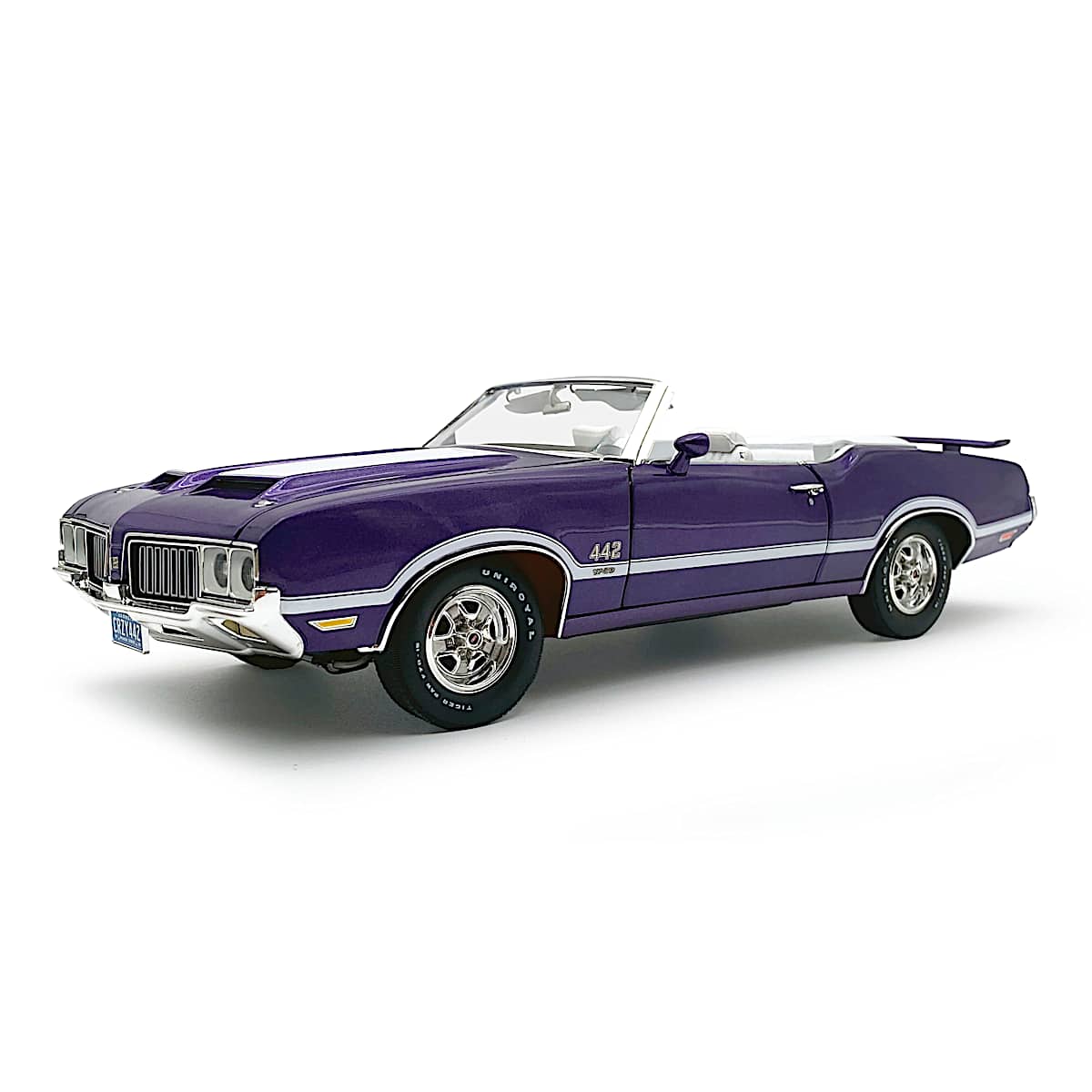 1970 Oldsmobile 442 Convertible 1:18-Scale Diecast Car Featuring A